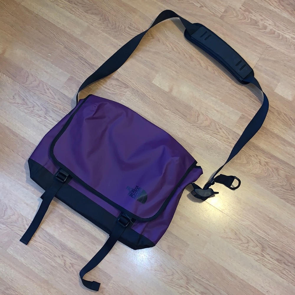 NWOT The North Face Base Camp Messenger Bag, Purple